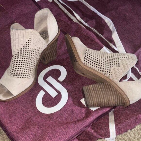 Vince Camuto Fritzey Perforated Peep Toe Tipsy Taupe True Suede Tan Booties 8 - Picture 1 of 7